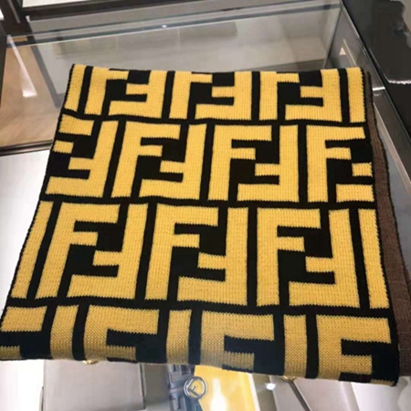 新品】FENDI フェンディ ロゴマークスカーフ - バンダナ/スカーフ